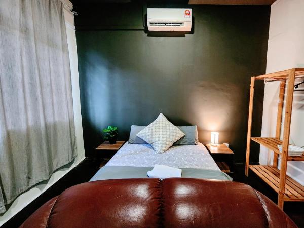 Upspot Kuching Waterfront Premium Hostel : photo 7 de la chambre chambre lit queen-size 
