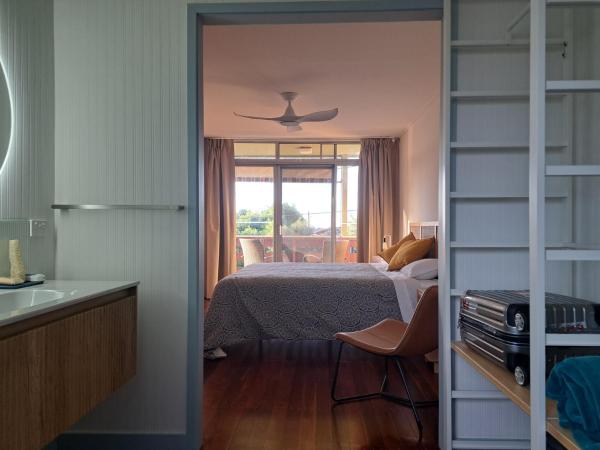 Brisbane 1960s Pool House : photo 3 de la chambre chambre lit king-size avec balcon