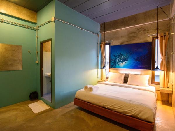 Seabox Khaolak Hostel : photo 4 de la chambre chambre lit king-size