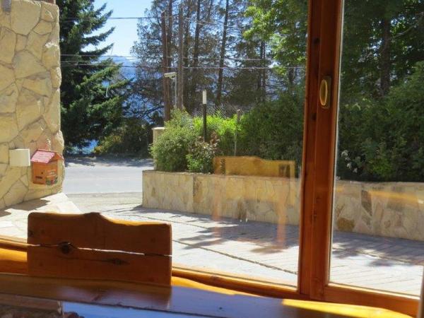 Apart Altos Del Nahuel : photo 4 de la chambre ce studio jouit d'une vue partielle sur le lac.