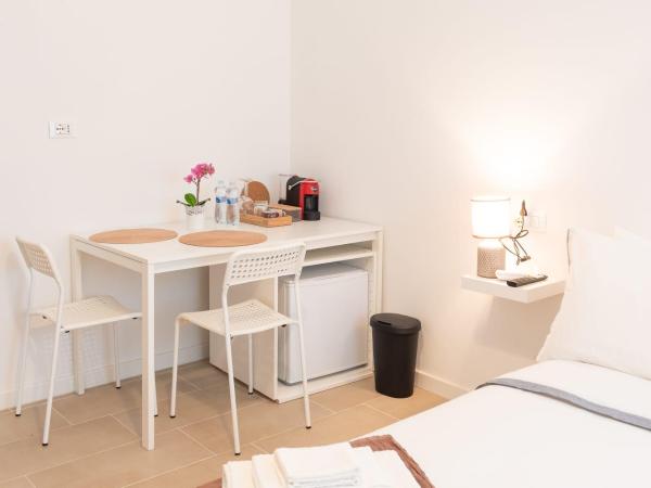 Mentana Guest House : photo 9 de la chambre chambre double avec salle de bains privative