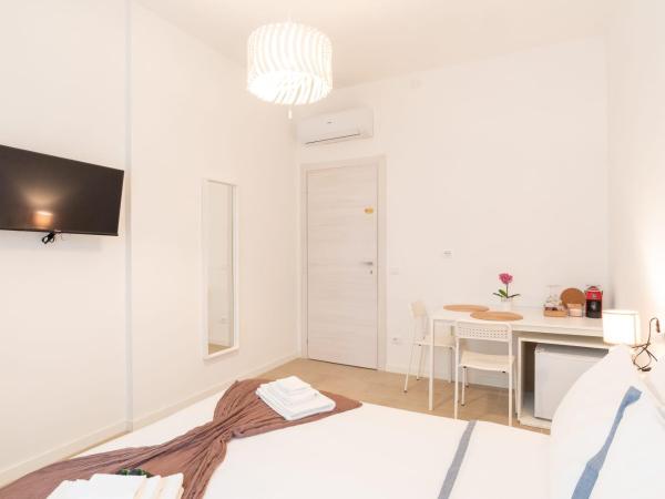 Mentana Guest House : photo 1 de la chambre chambre double avec salle de bains privative