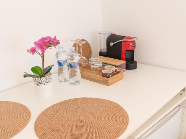 Mentana Guest House : photo 8 de la chambre chambre double avec salle de bains privative