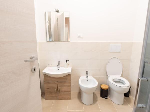 Mentana Guest House : photo 10 de la chambre chambre double avec salle de bains privative