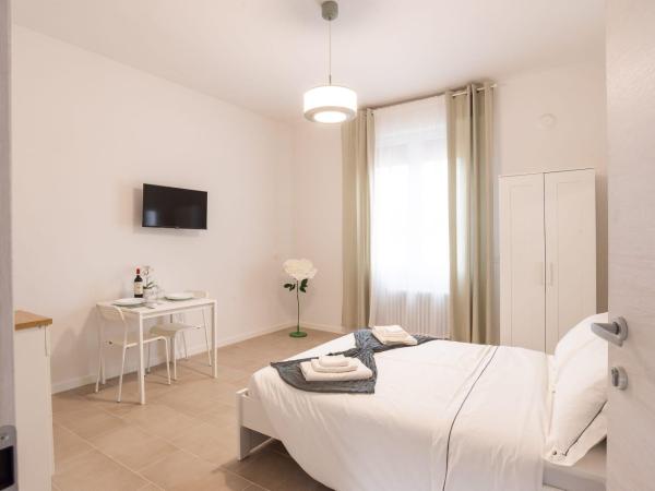 Mentana Guest House : photo 5 de la chambre chambre double avec salle de bains privative