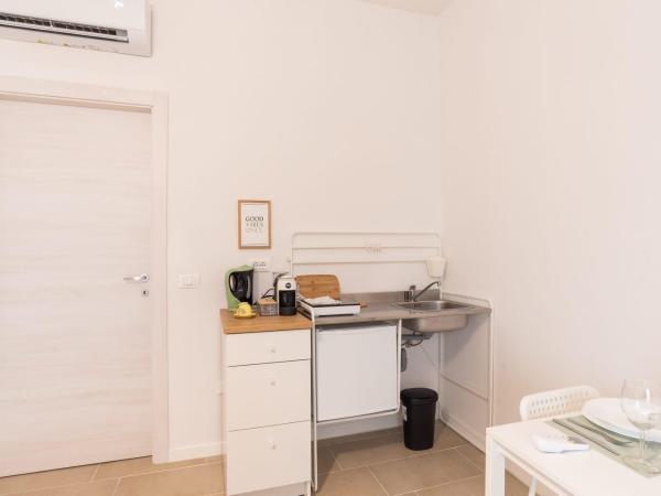 Mentana Guest House : photo 4 de la chambre chambre double avec salle de bains privative