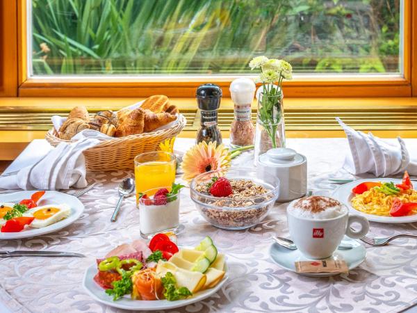 Corvin Hotel Budapest Sissi Wing : photo 6 de la chambre chambre triple