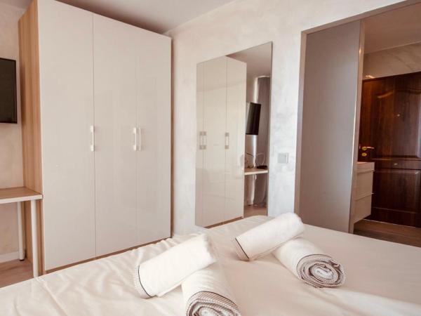 Penthouse Seaview - destination apartments Marbella : photo 1 de la chambre appartement 2 chambres avec terrasse et vue sur la mer