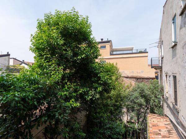 Palazzo delle Guglie - Residenze : photo 3 de la chambre appartement 1 chambre supérieur avec balcon