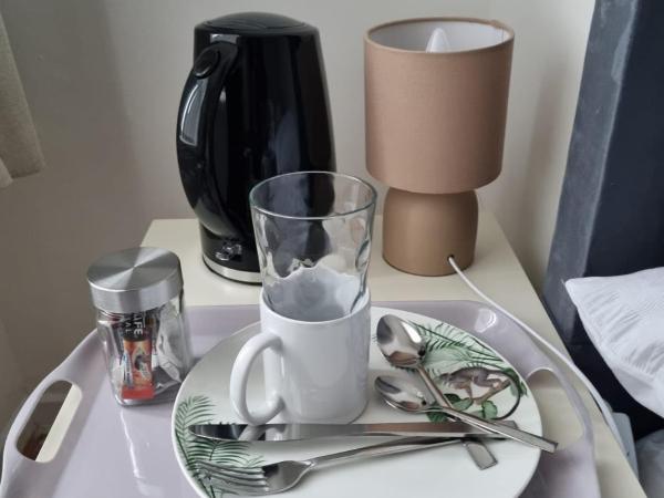 Majestic Inn : photo 1 de la chambre chambre double avec salle de bains commune