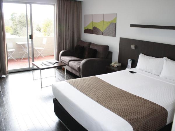 Pavilion On Northbourne : photo 1 de la chambre chambre lit queen-size avec balcon