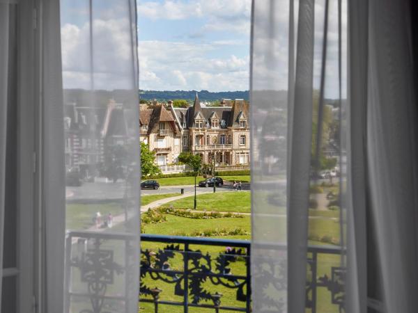 Le Grand Hotel de Cabourg - MGallery Collection : photo 10 de la chambre suite victoria avec 1 lit king-size et canapé-lit - vue sur jardin