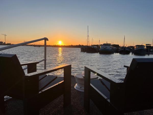 Casey's Lake View House Boat : photo 4 de la chambre chambre lit king-size - vue sur lac