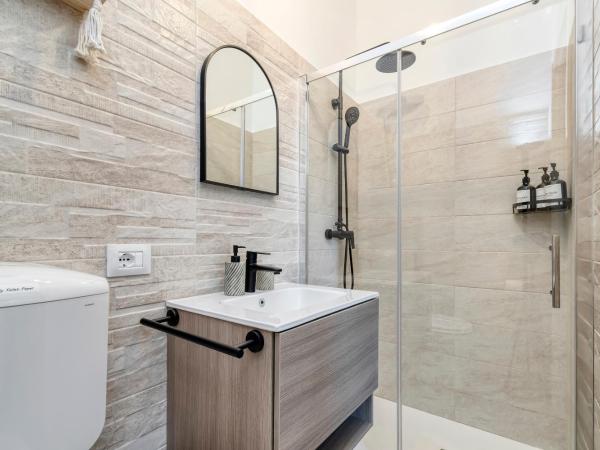 Wanderlust Rooms Bologna San Donato : photo 5 de la chambre chambre double avec salle de bains privative