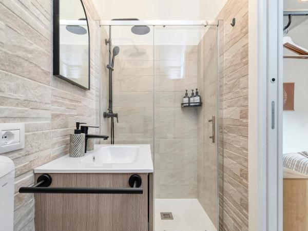 Wanderlust Rooms Bologna San Donato : photo 6 de la chambre chambre double avec salle de bains privative