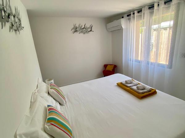 Oustal Magnolia : photo 10 de la chambre studio lit king-size avec canapé-lit