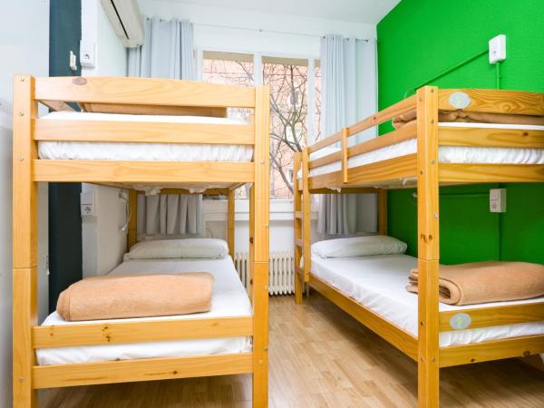Madrid Motion Hostels : photo 6 de la chambre lit dans dortoir mixte de 4 lits avec salle de bains privée