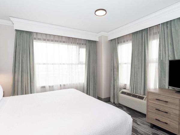 Sandman Signature Toronto Airport Hotel : photo 1 de la chambre suite standard avec 1 lit king-size, canapé-lit, kitchenette