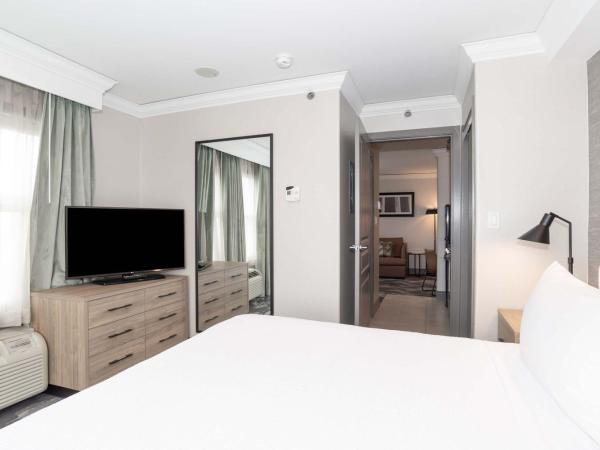 Sandman Signature Toronto Airport Hotel : photo 2 de la chambre suite standard avec 1 lit king-size, canapé-lit, kitchenette