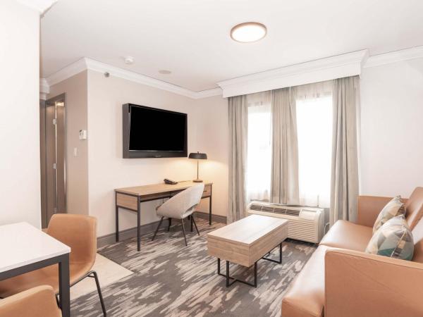 Sandman Signature Toronto Airport Hotel : photo 4 de la chambre suite standard avec 1 lit king-size, canapé-lit, kitchenette