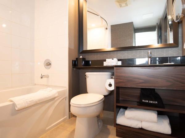 Sandman Signature Toronto Airport Hotel : photo 7 de la chambre standard suite, 1 king bed, kitchen, washer dryer