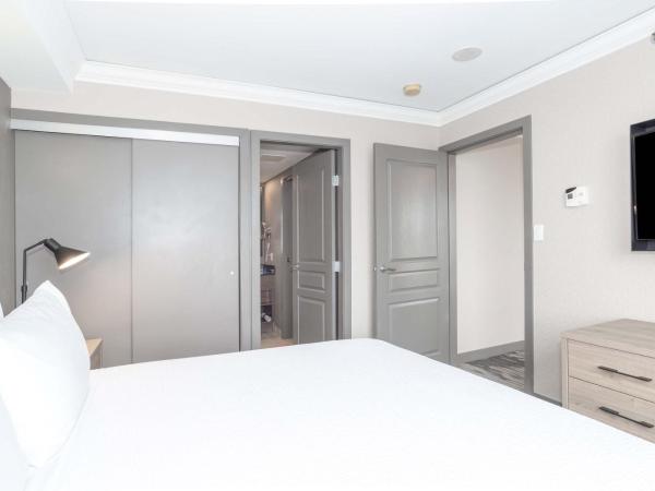 Sandman Signature Toronto Airport Hotel : photo 2 de la chambre standard suite, 1 king bed, kitchen, washer dryer