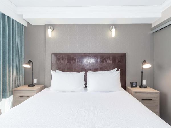 Sandman Signature Toronto Airport Hotel : photo 3 de la chambre standard suite, 1 king bed, kitchen, washer dryer