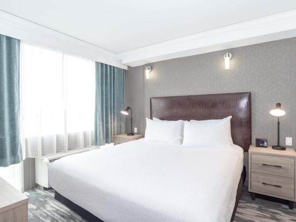 Sandman Signature Toronto Airport Hotel : photo 1 de la chambre standard suite, 1 king bed, kitchen, washer dryer