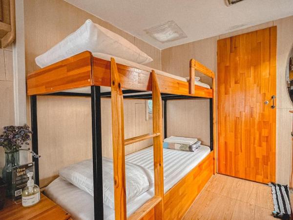 The Campster Kanchanaburi : photo 9 de la chambre campervan river view