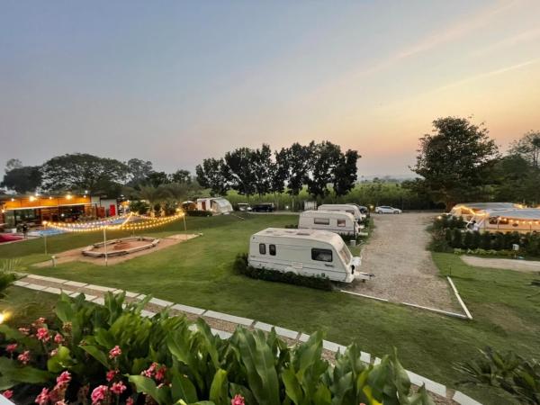 The Campster Kanchanaburi : photo 10 de la chambre campervan river view