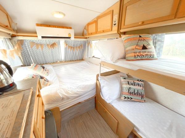 The Campster Kanchanaburi : photo 7 de la chambre campervan river view