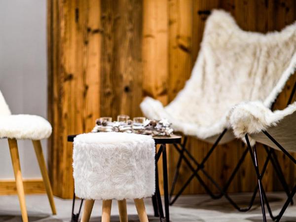 Les Mazots des Fées : photo 2 de la chambre chambre familiale avec terrasse