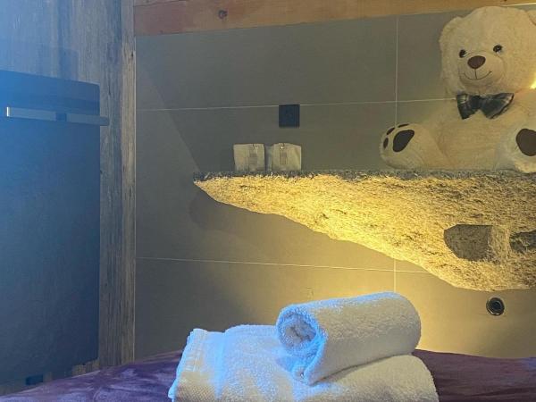 Les Mazots des Fées : photo 5 de la chambre chambre familiale avec salle de bains privative