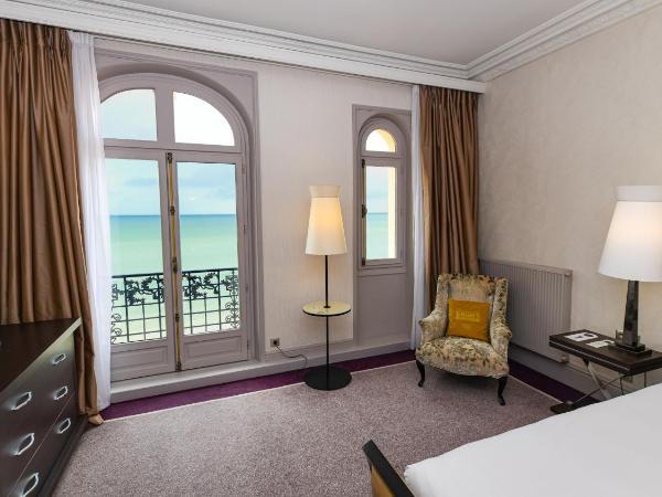 Le Grand Hotel de Cabourg - MGallery Collection : photo 5 de la chambre chambre lit king-size coquatrix avec canapé-lit - vue sur mer