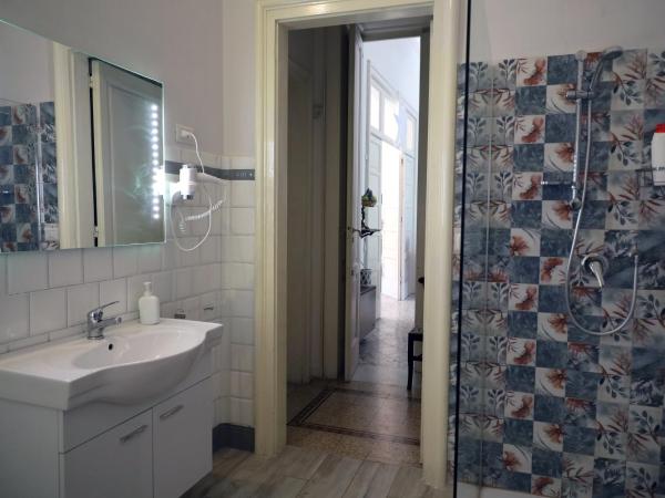B&B Villa Pallante : photo 1 de la chambre chambre double ou lits jumeaux avec salle de bains