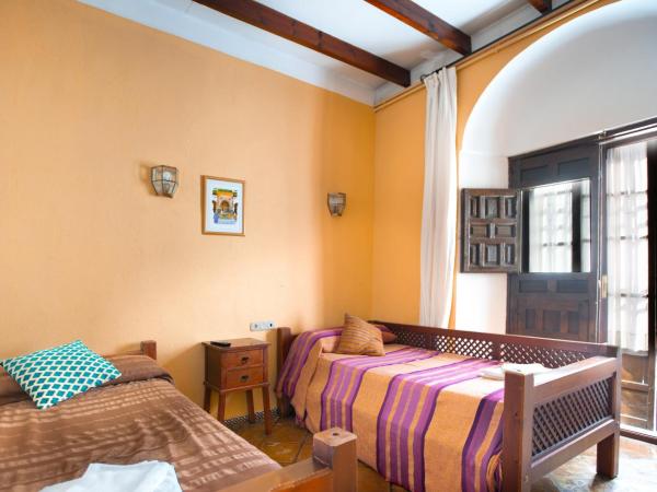 Safestay Cordoba Mezquita Catedral : photo 1 de la chambre chambre triple avec salle de bains privative