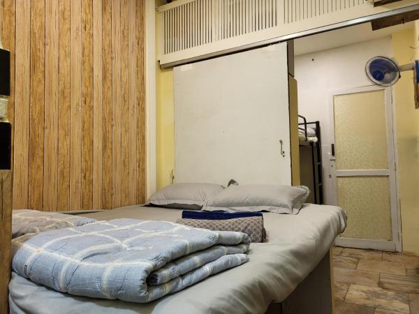 Near Airport AC Couple Friendly Room at a Budget Inn : photo 2 de la chambre chambre quadruple avec salle de bains commune