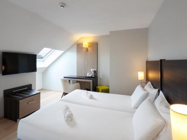 Kyriad Belfort Centre Gare : photo 2 de la chambre chambre triple avec 1 lit double et 1 lit simple