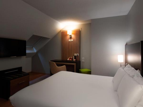 Kyriad Belfort Centre Gare : photo 5 de la chambre chambre triple avec 1 lit double et 1 lit simple