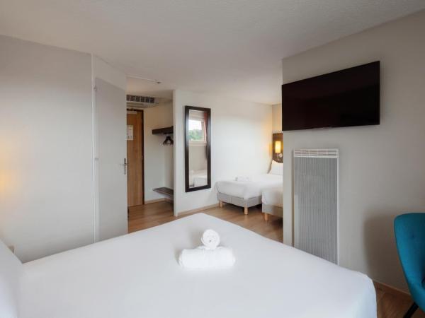 Kyriad Belfort Centre Gare : photo 1 de la chambre chambre quadruple avec 1 lit double et 2 lits simples