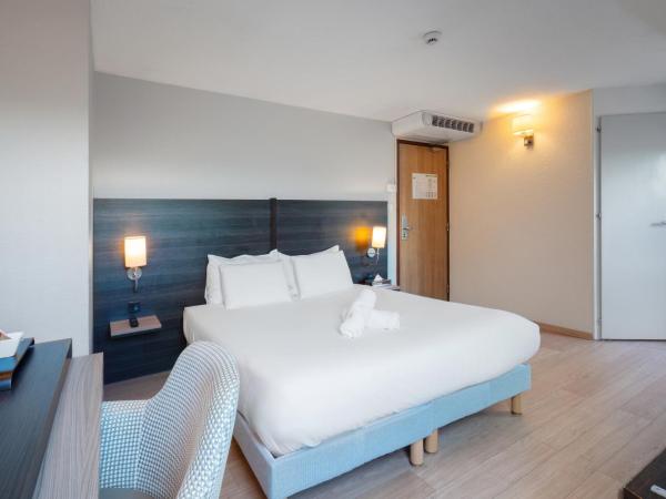 Kyriad Belfort Centre Gare : photo 1 de la chambre chambre triple avec 1 lit double et 1 lit simple