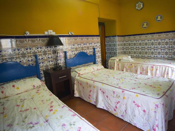 Pensión Santa María la Blanca : photo 2 de la chambre chambre triple avec salle de bains privative