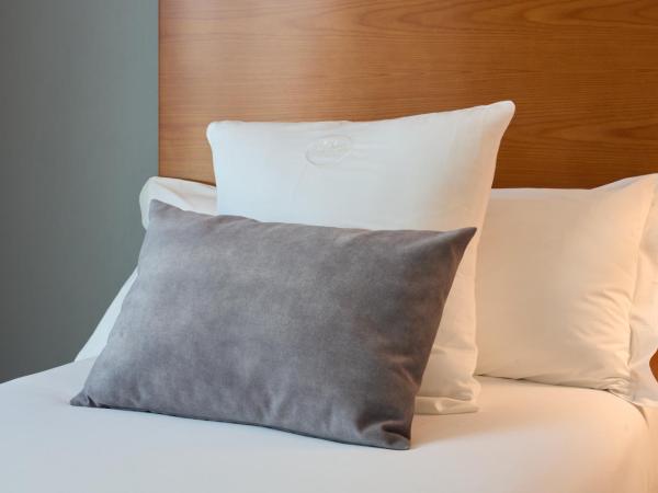 Hotel Puerta de Toledo : photo 2 de la chambre chambre double ou lits jumeaux
