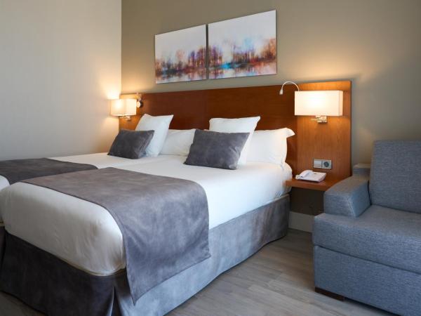 Hotel Puerta de Toledo : photo 2 de la chambre chambre double ou lits jumeaux avec lit d'appoint