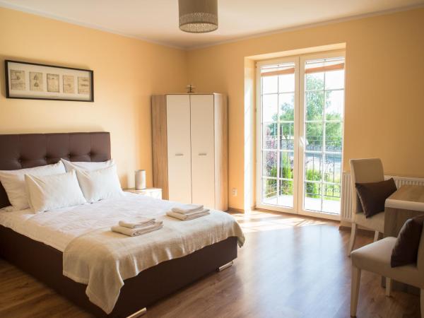 Villa Jeziorki 71 : photo 6 de la chambre chambre double lit king-size avec balcon