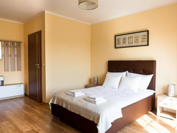Villa Jeziorki 71 : photo 5 de la chambre chambre double lit king-size avec balcon