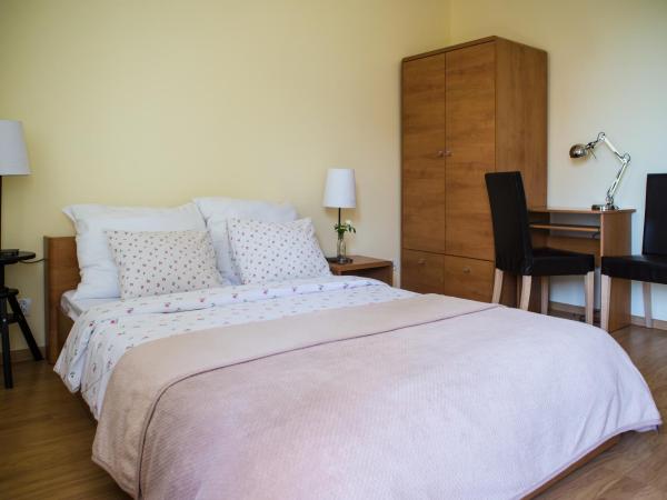 Villa Jeziorki 71 : photo 10 de la chambre chambre double lit king-size avec balcon