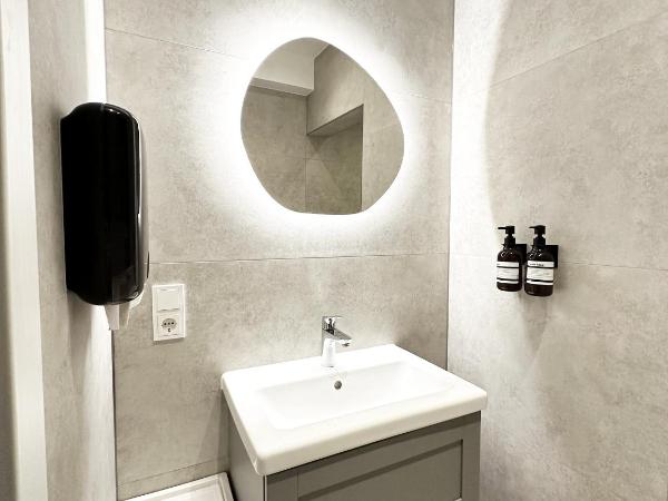 BLK Hostel : photo 3 de la chambre chambre double standard avec salle de bains commune