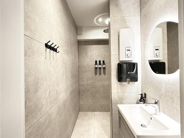 BLK Hostel : photo 9 de la chambre chambre double standard avec salle de bains commune