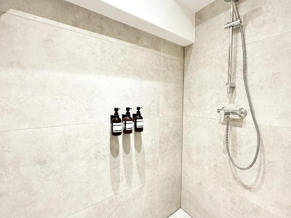 BLK Hostel : photo 10 de la chambre chambre quadruple avec salle de bains commune